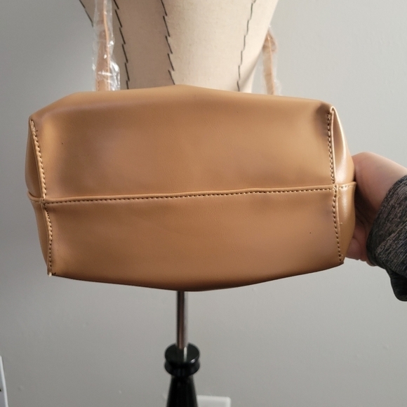 Tan faux leather ruched handbag with crossbody strap NWOT - Picture 9 of 10
